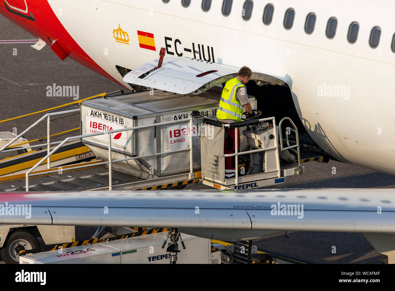 el-aeropuerto-internacional-de-dusseldorf-dhe-avion-de-iberia-se-descargaran-equipaje-contenedores-wcxfmf