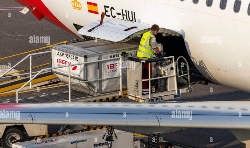 el-aeropuerto-internacional-de-dusseldorf-dhe-avion-de-iberia-se-descargaran-equipaje-contenedores-wcxfmf